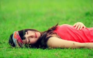 Brunette grass emotions relaxation 66077 3840x2400 2